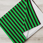 Manta de rayas verdes y negras